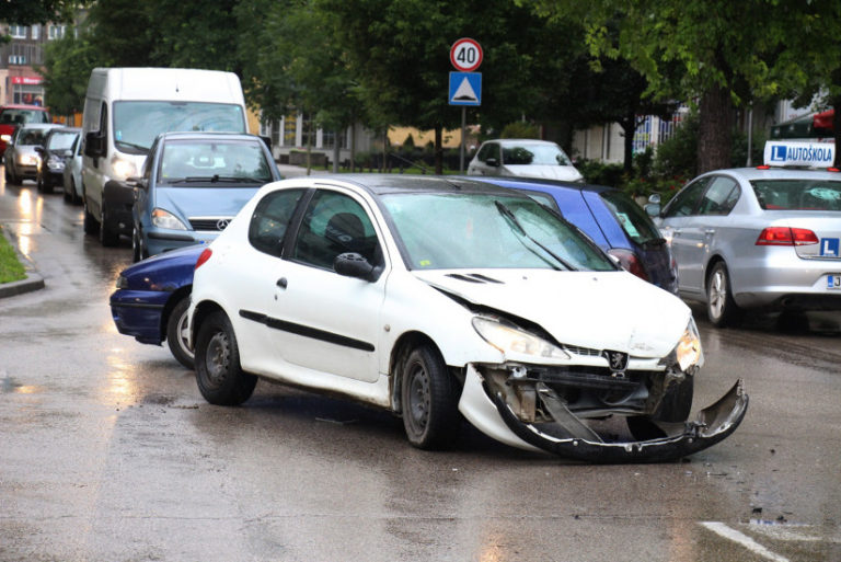 Sudar dva automobila kod stadiona Bilino polje u Zenici