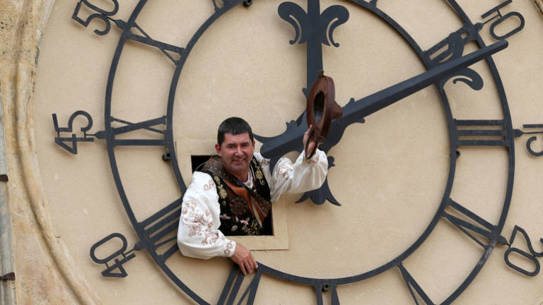 EU bi pomicanje sata mogla ukinuti tek 2020.