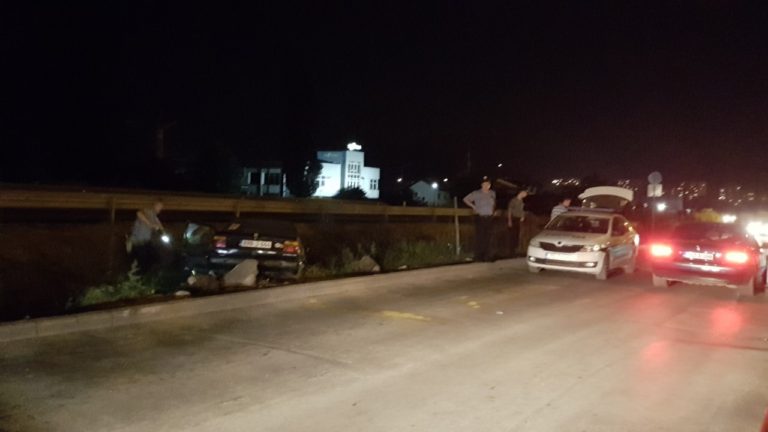 Zenica: Automobil završio u jarku, intervenisali i vatrogasci (FOTO)