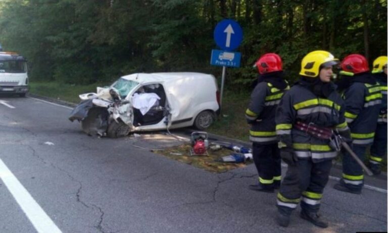 STRAVIČAN UDES: Ima poginulih, vatrogasci sjekli vozilo da izvuku putnike