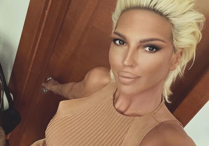 GOLA U BAZENU: Jelena Karleuša podiže temperaturu (FOTO)