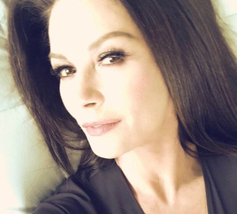 Catherine Zeta-Jones u oskudnom bikiniju sa Djedom Mrazom