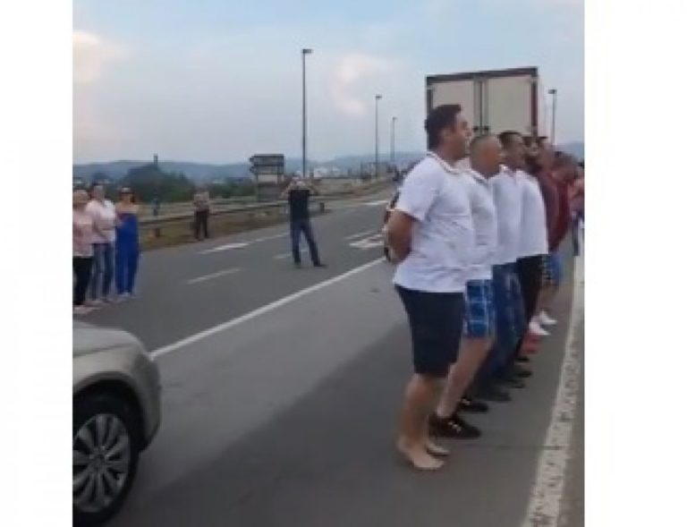 Samo u BiH: Igrali kolo tokom protesta protiv poskupljenja goriva
