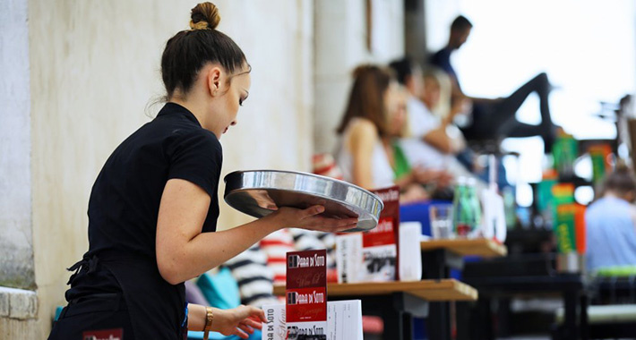 Konobarica izbacila studenta iz kafića jer je učio