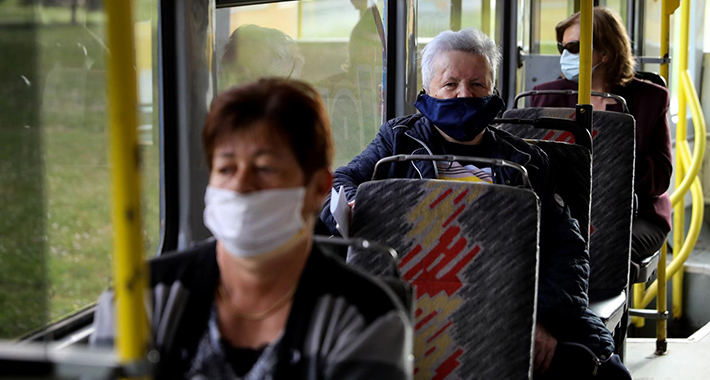 koronavirus tramvaj piksel