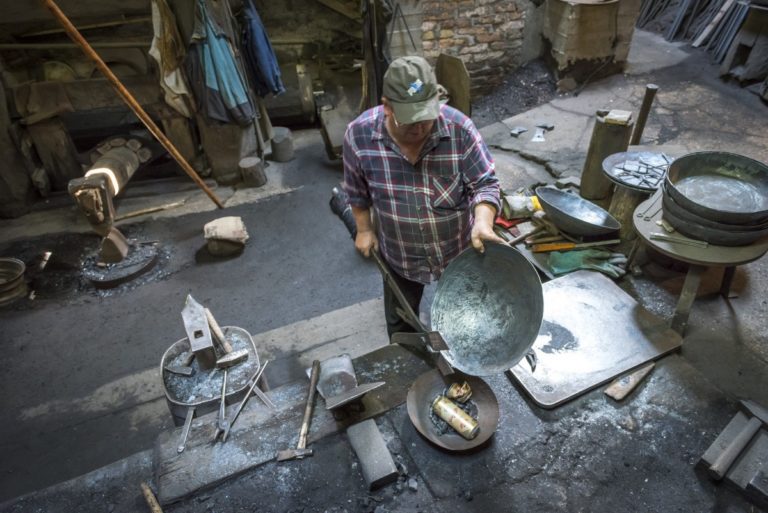 Kovački zanat star 780 godina čuvaju još tri majstora (FOTO)