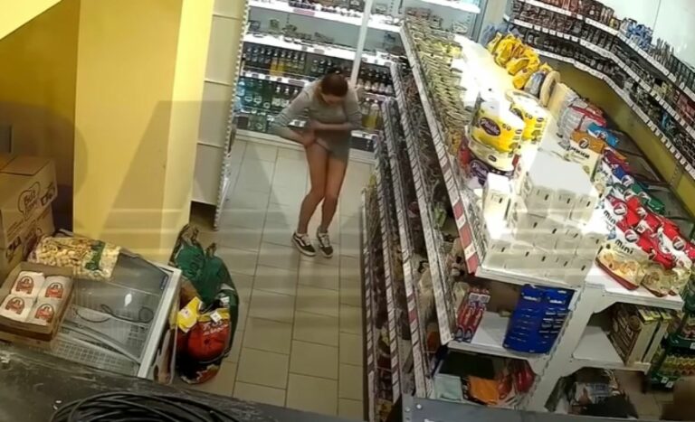 Gdje joj stane: Pogledajte kako ruska kradljivica pljačka radnju (VIDEO)