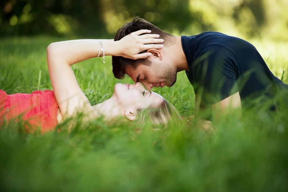 ljubav njeznost romansa veza partneri ljeto pixabay