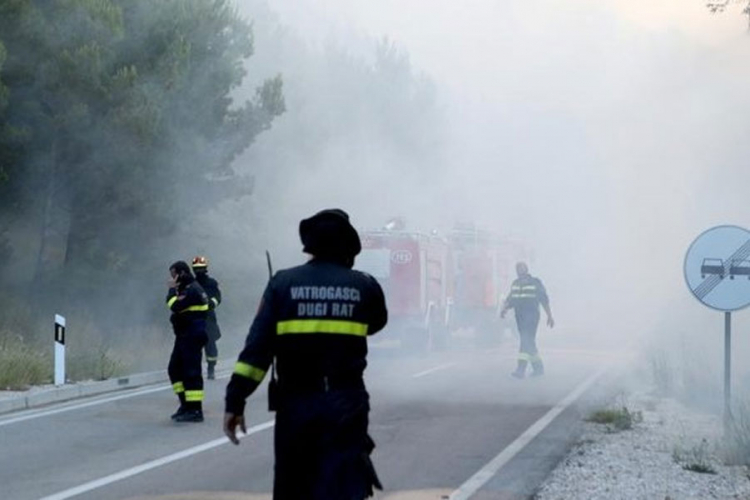 Makarska: Požar se širi, evakuisani turisti, stigla vojska