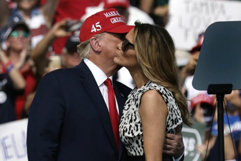 Otkriveno koliko košta haljina koju je Melania Trump nosila na izborima