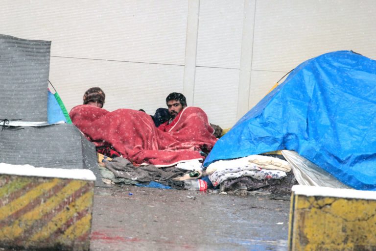 Mokri i promrzli noć provode pod vedrim nebom