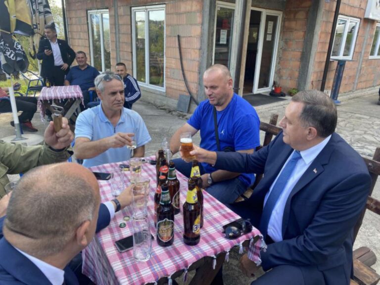 Snimak narodnog veselja: Osiguranje čuvalo vozila, a Dodik pjevao i kitio muzičare