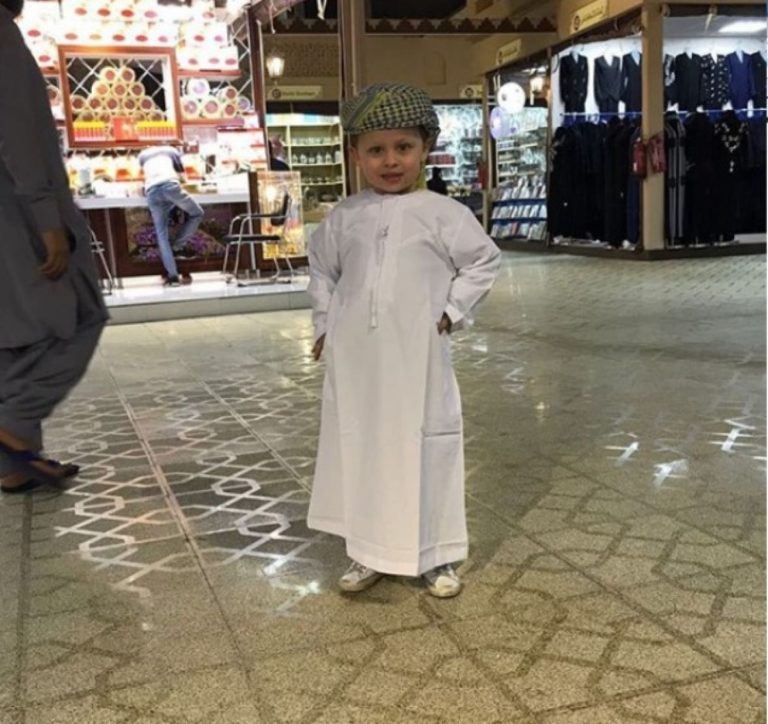 SIN MIRALEMA PJANIĆA: Preslatki dječak oduševio u tradicionalnoj muslimanskoj odjeći