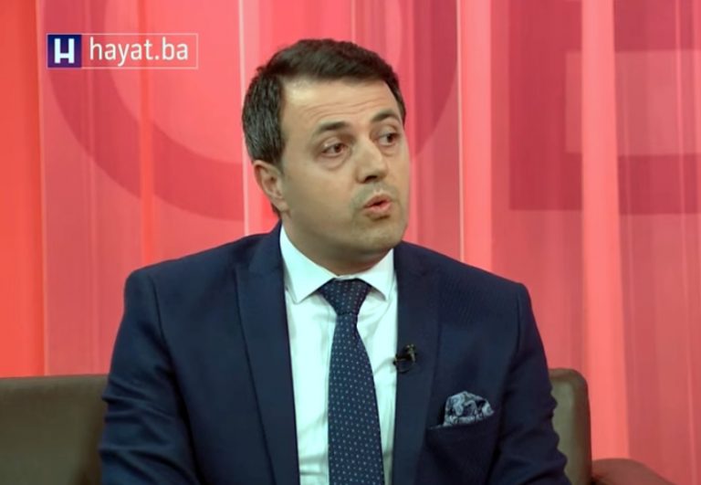 PREMIJER GANIĆ: Školski pribor djeci radnika za drugo polugodište kao pomoć “Zenicatransu” (VIDEO)