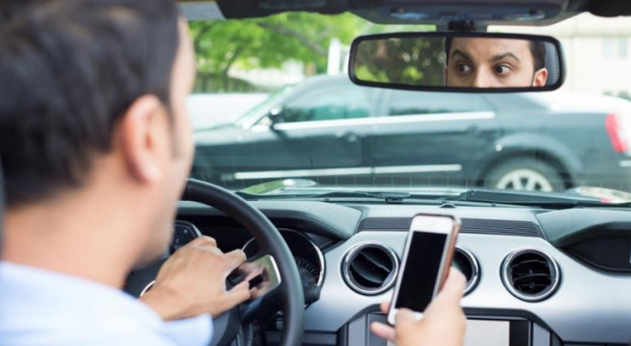 mobitel u autu 696x382 2