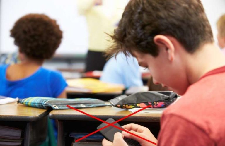 Direktori škola u dijelu BiH žele zabraniti učenicima donošenje mobitela u škole