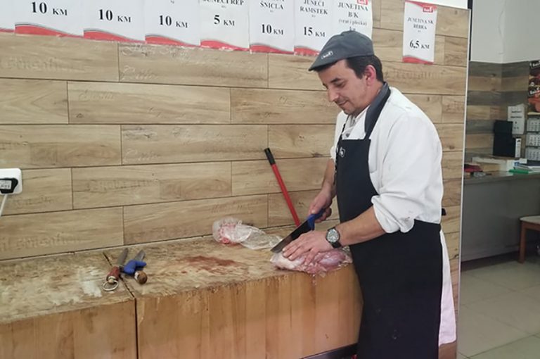 ŽEPČE: Optužili ga da prodaje svinjetinu- Mesar dobio otkaz, a njegov odgovor poslodavcu razoružava