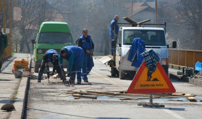 Zbog radova na putu Kakanj-Visoko obustavljen saobraćaj do 15.00 sati