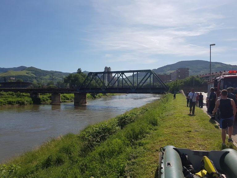 Drama u Zenici: Muškarac skočio u rijeku Bosnu sa Željezničkog mosta