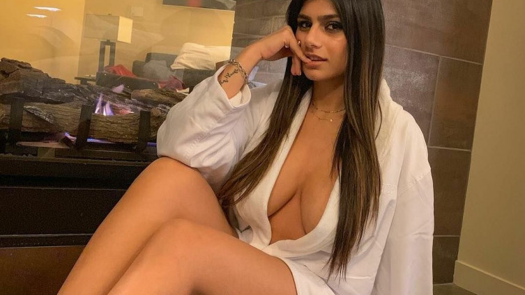 Mia Kalifa prodaje predmete koje je nosila u filmovima za odrasle, želi pomoći žrtvama u Libanu