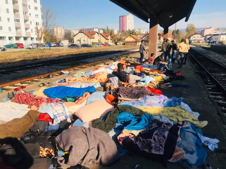 Porodica s troje djece i bebom u naručju noćila po mrazu na asfaltu (FOTO)