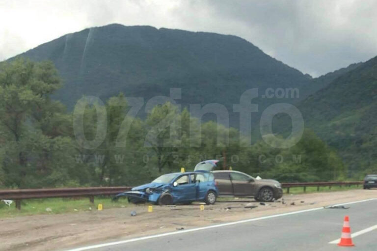 TEŠKA NESREĆA KOD ZENICE: Strahovit sudar tri vozila, četiri osobe povrijeđene
