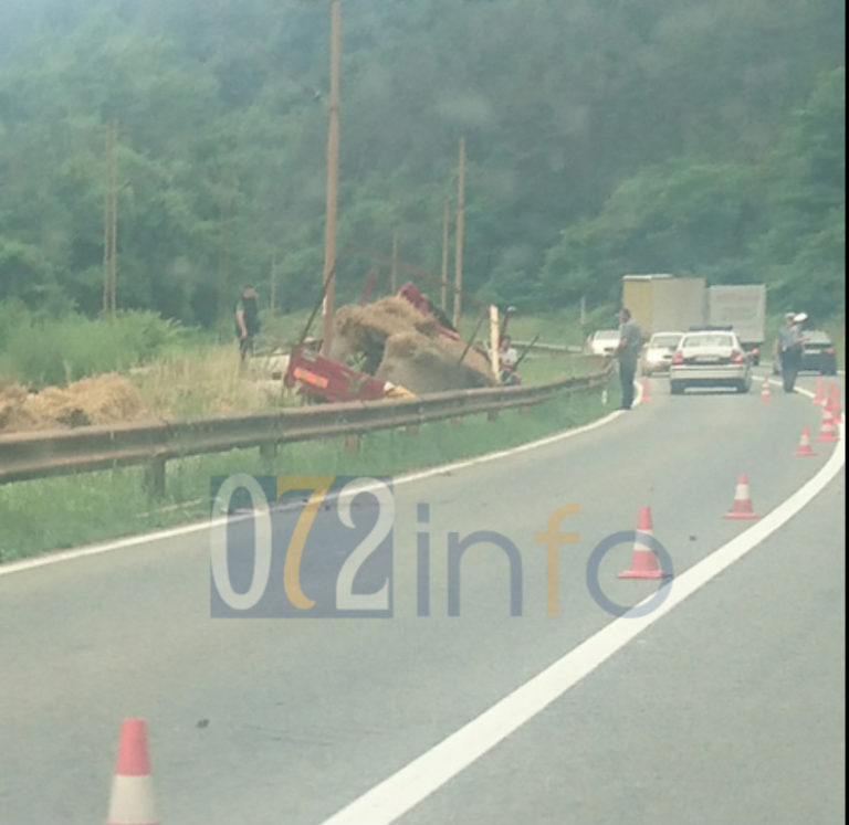 Nesreća kod Žepča: Kamionom sletio s ceste i udario u električni stub (FOTO)