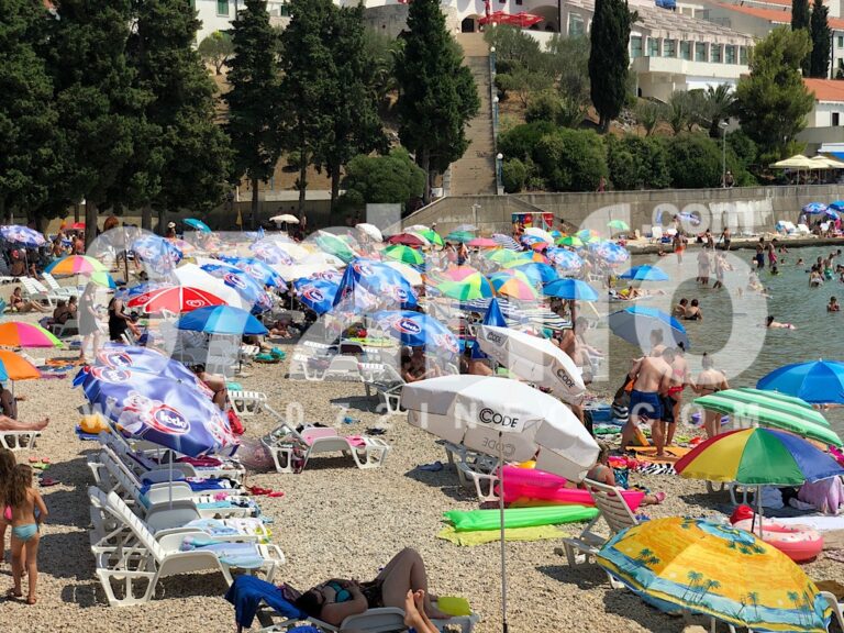 072INFO U NEUMU: Uprkos koroni i bajramu, krcate plaže, traži se slobodno mjesto (FOTO/VIDEO)