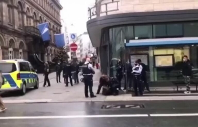 Zbog maske: Policajci pred djetetom oborili ženu, stavili joj lisice