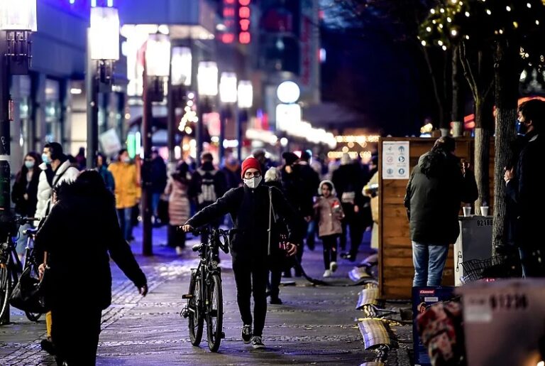 Njemačka zatvorila škole i mnoga preduzeća, za Božić okupljanje do četiri osobe