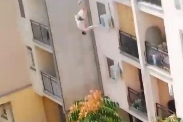 novi sad muskarac skace sa zgrade 696x464 1