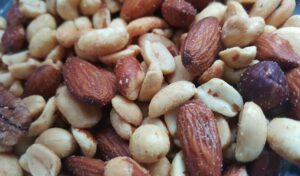 nuts 1436875 1280 696x409 1