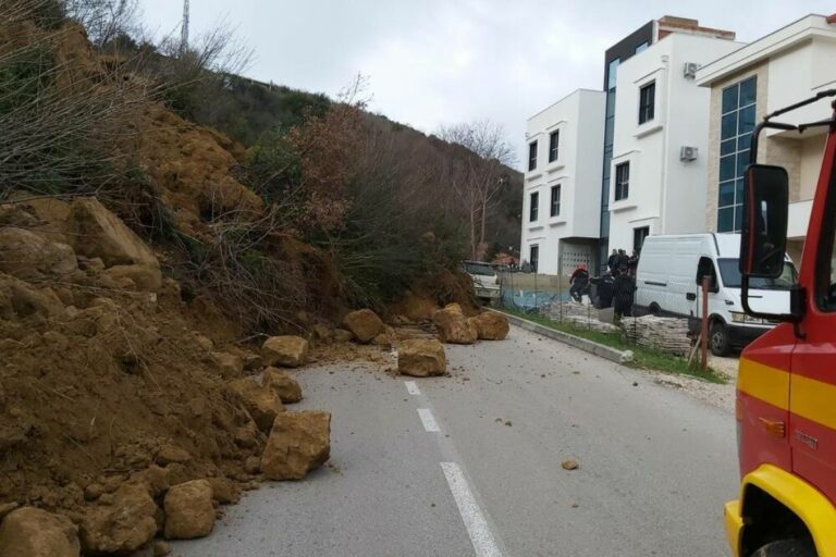 Sekunde ih dijelile do tragedije: Obrušilo se brdo na cestu, ima povrijeđenih