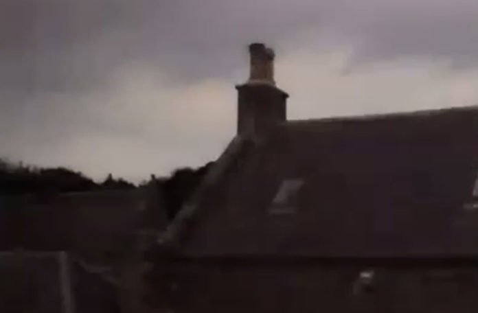 Djevojka snimila trenutak kada je munja udarila u njen telefon (VIDEO)