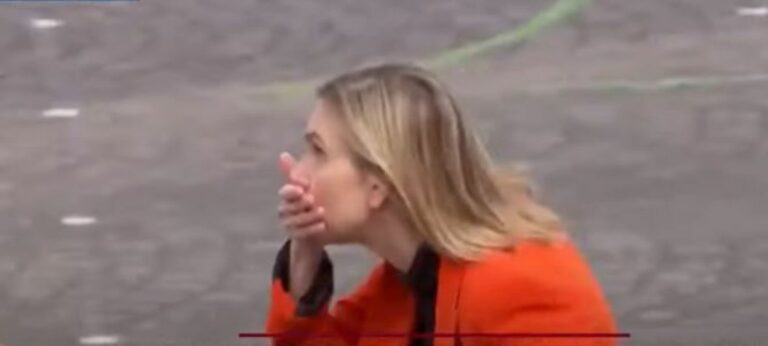 Reakcija političarke nakon što je shvatila da je zaboravila masku postala hit (VIDEO)