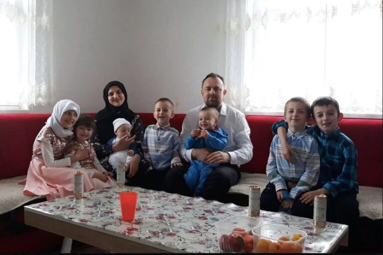 Porodica Mahalbašić iz Tešnja prkosi stereotipima: Često nas gledaju kao čudake zbog većeg broja djece