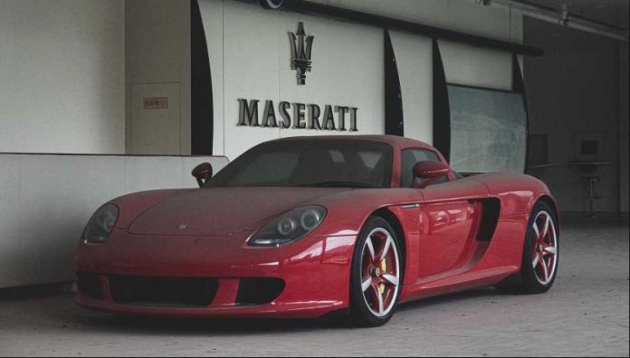 Porsche Carrera GT i još dva superautomobila “skupljaju prašinu” u napuštenom salonu