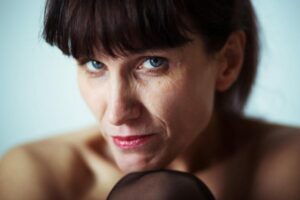 prica zene 696x463 1