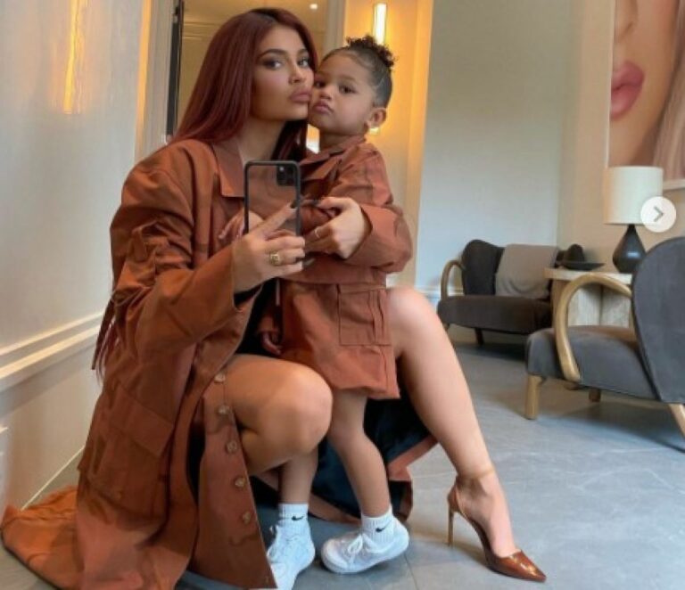 Čučanj poza: Novi Instagram hit koji slavni obožavaju