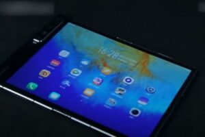 prvi fleksibilni telefon 696x464 1