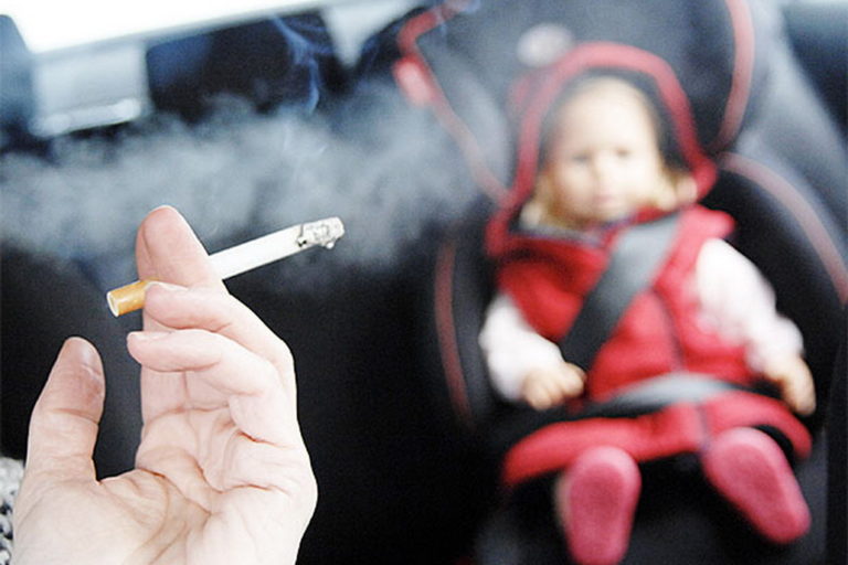 Evo koliku će kaznu plaćati roditelji koji budu pušili u automobilu kojim prevoze djecu