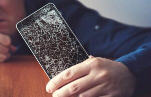 razbijen display ilustracija decembar 2020