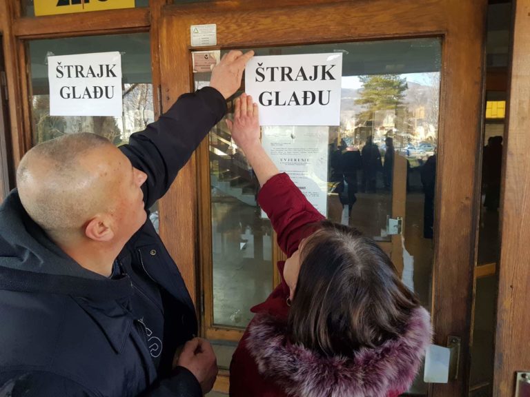 Nezadovoljni radnici “Željezare” stupaju u štrajk glađu (FOTO)