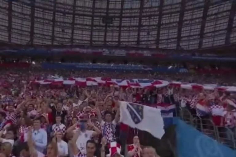 I zastava RBiH sa ljiljanima na tribinama navijača Hrvatske
