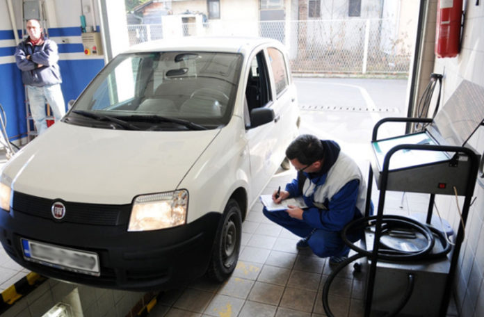 Vozači danima ne mogu registrovati automobile: Nema ko da im završi papire