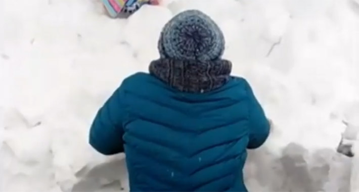 E, ovo je snijeg: Stanovnici prođu pravu avanturu da bi ušli u kuće (VIDEO)