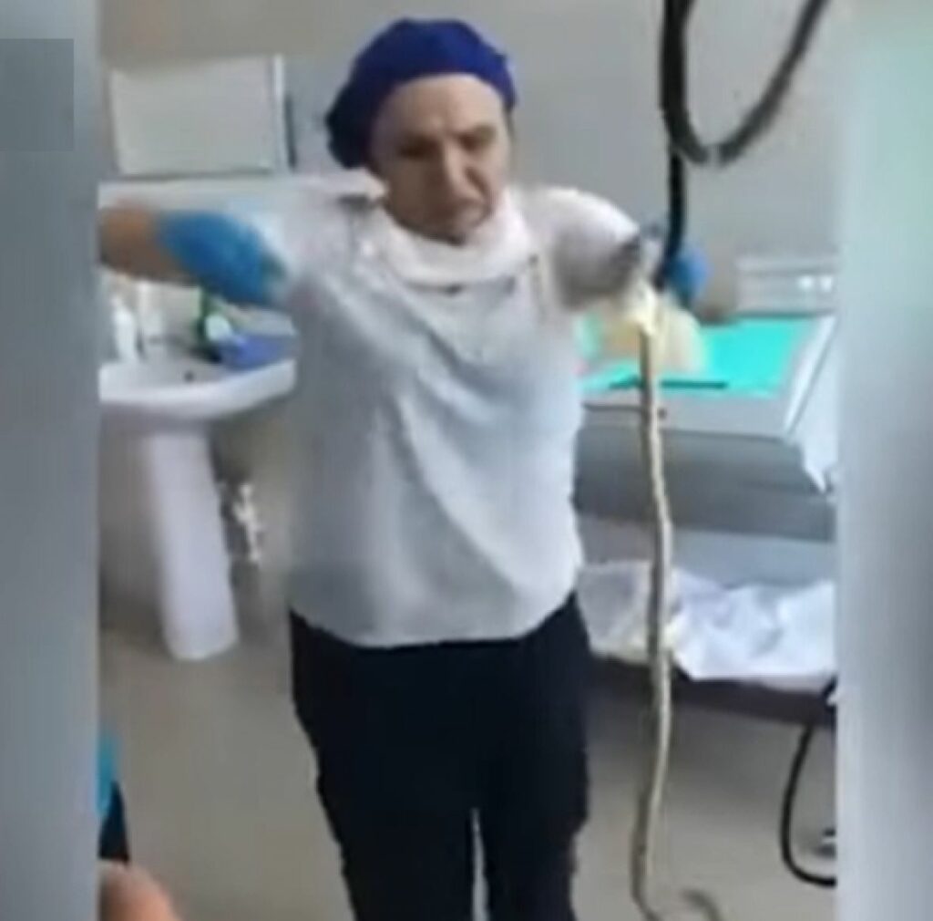 rusija snimak zmija zena prtscr