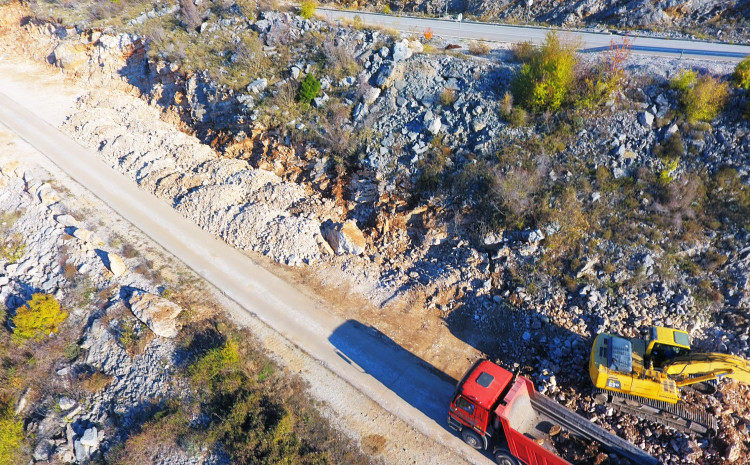 Ravno se povezuje s magistralnom cestom Stolac-Neum