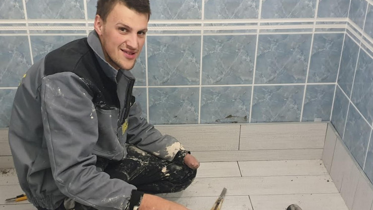 I bez jedne šake Hasan je odličan keramičar