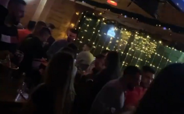 U BIH KAO DA NEMA KORONE: Više od 30 osoba derneči u zatvorenom prostoru